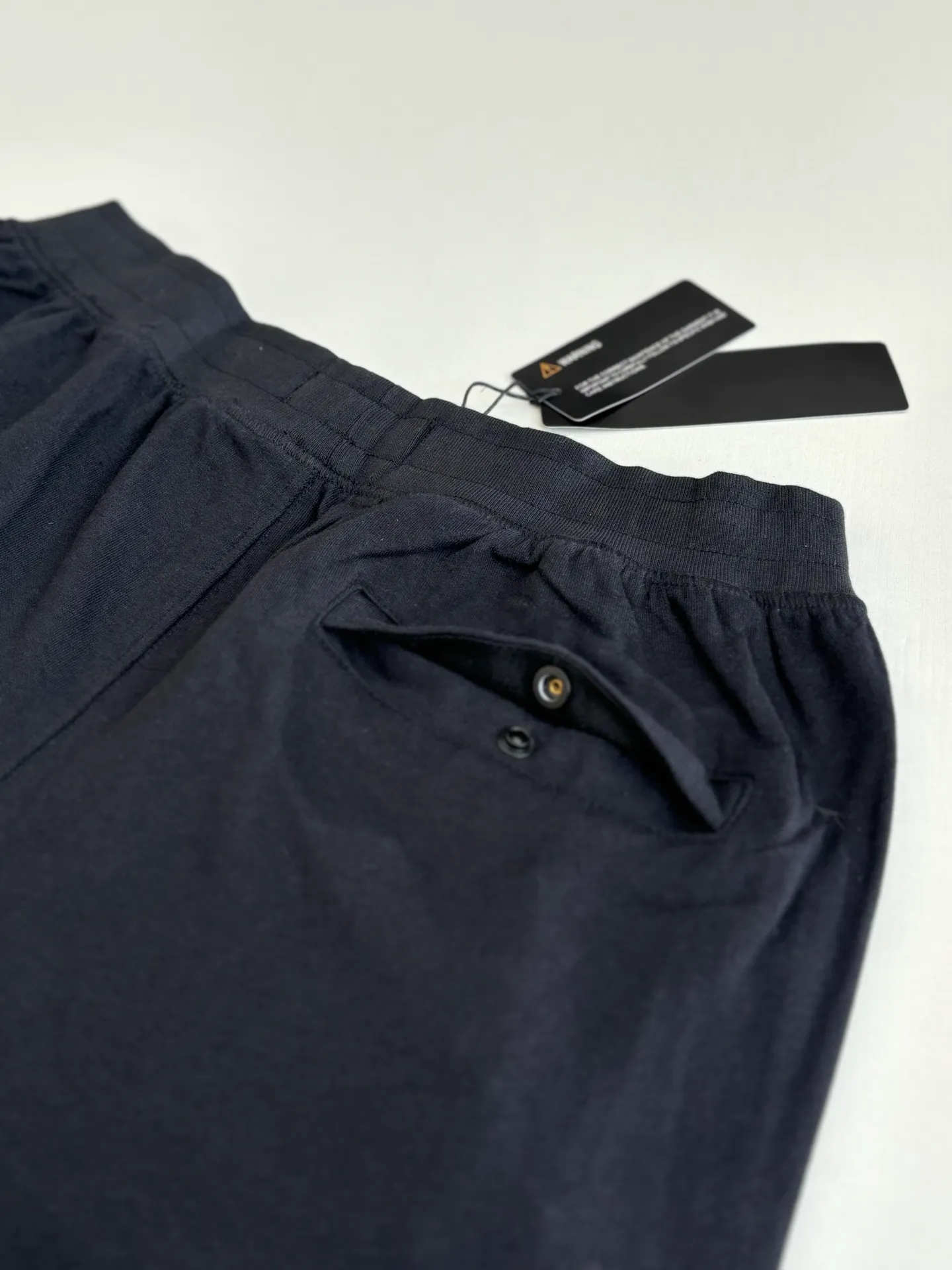 P410 STONE ISLAN*/Stone Island 25FW new organic cotton elastic waist brushed plus velvet sweatpants. Elastic waistband, equipped with invisible drawstring, easy to adjust the size of the pants. Standing hand pockets and back snap patch pocket design. There is a removable ST green badge on the outer seam. The trouser legs are elastic cuffs. The loose fit is nice and casual, and the fabric is comfortable and soft.  Size：S/M/L/XL